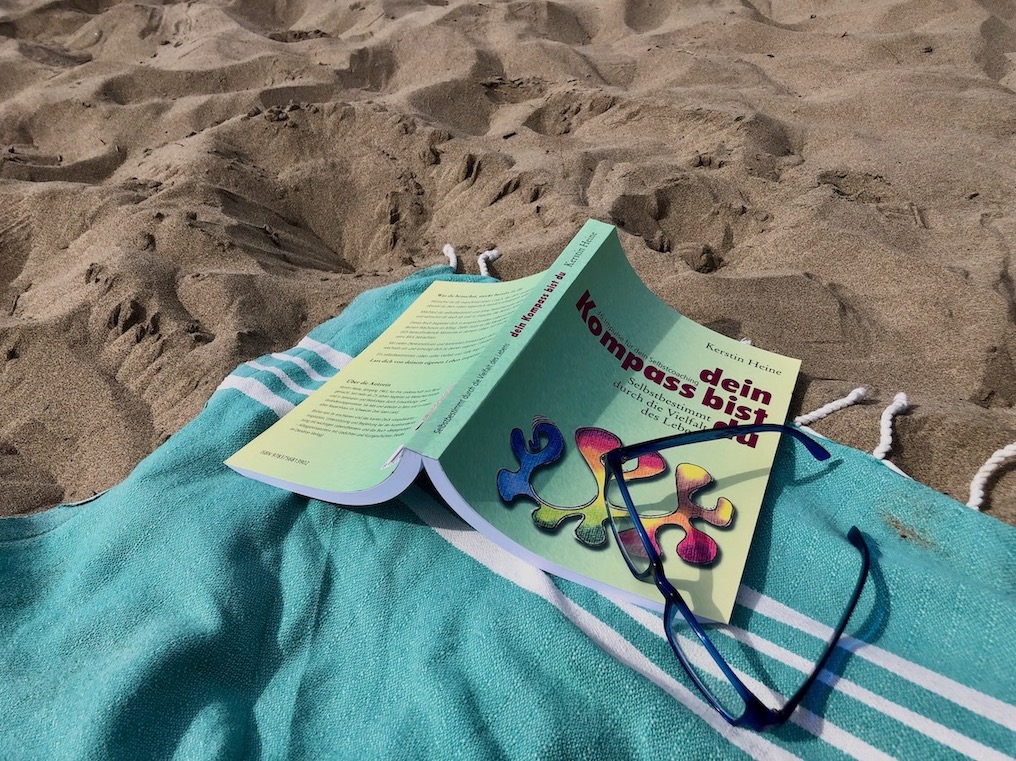 Buch »Dein Kompass bist du« am Strand